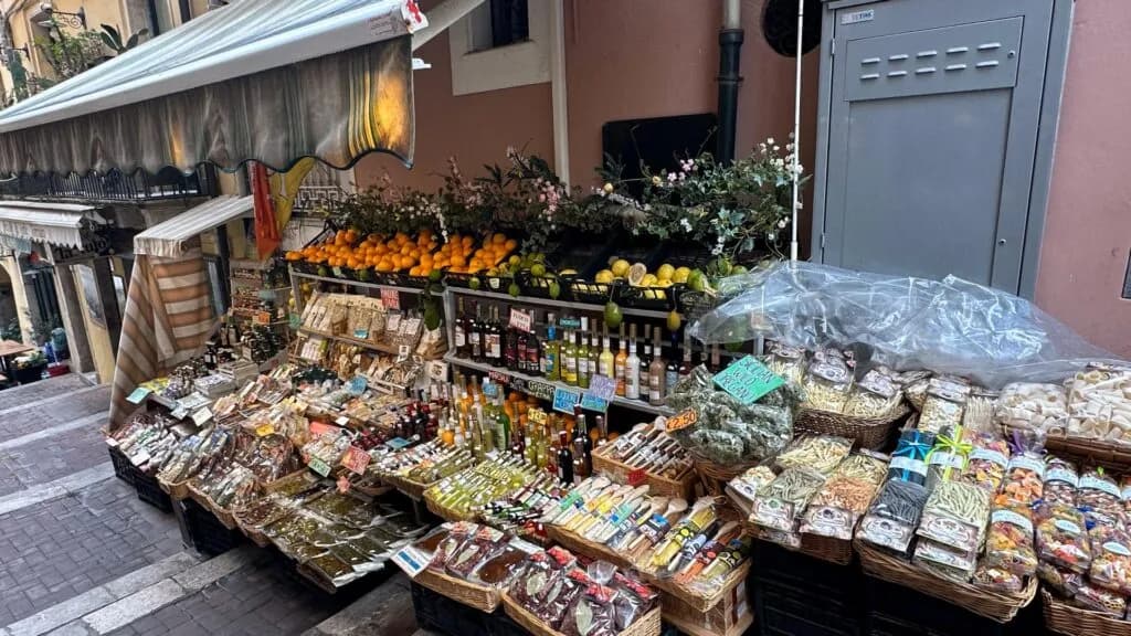 Gdzie zjeść w Taorminie: najlepsze lokalne smaki w przystępnych cenach