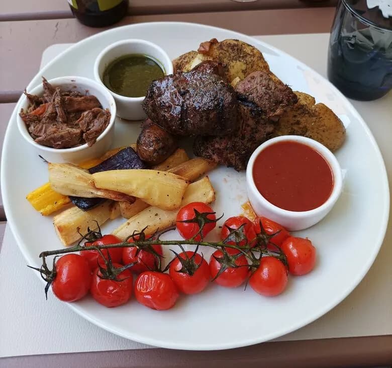 Gdzie zjeść w Zwierzyńcu? Odkryj najlepsze miejsca na pyszne dania