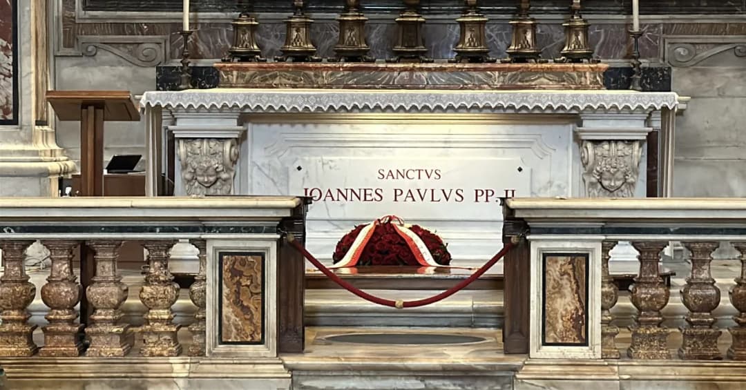 Gdzie leży Jan Paweł II? Odkryj tajemnice jego grobu w Watykanie