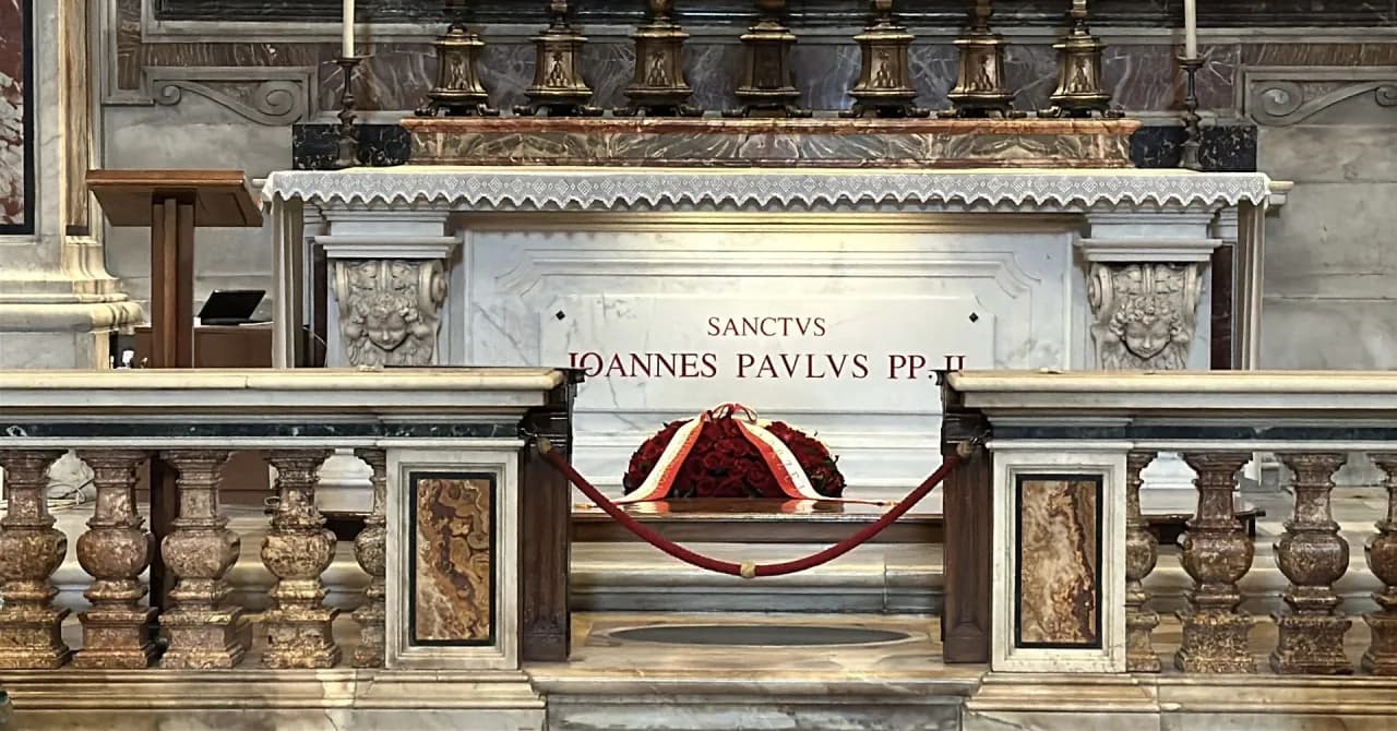 Gdzie leży Jan Paweł II? Odkryj tajemnice jego grobu w Watykanie