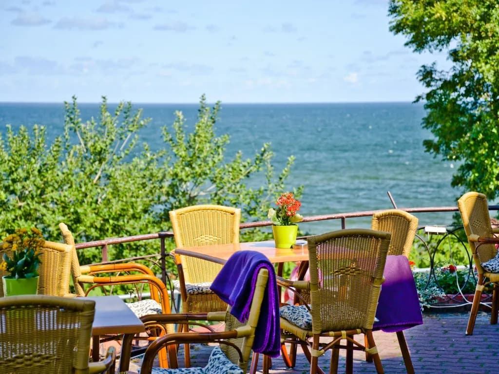 Gdzie zjeść w Rewalu? Odkryj najlepsze restauracje i smaki