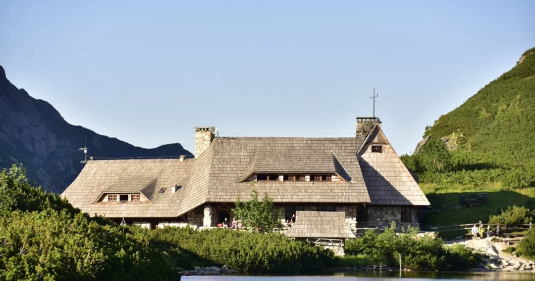 Ile kosztuje nocleg w schronisku? Ceny w Tatrach i Karkonoszach