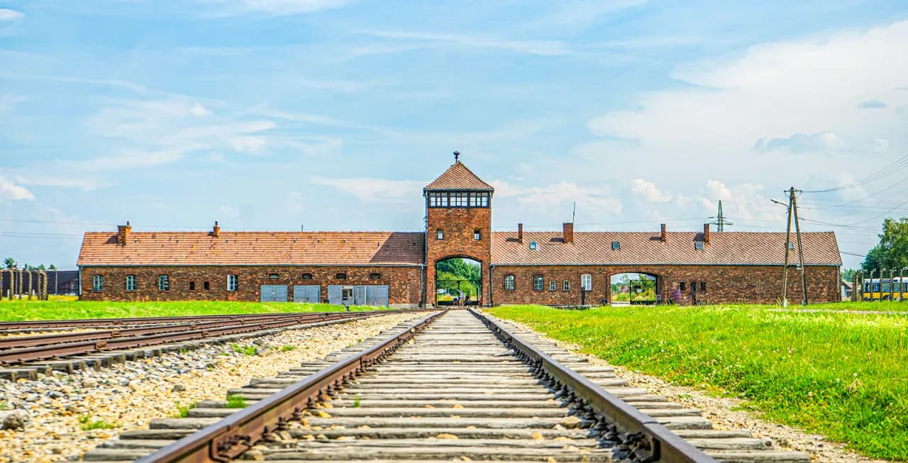 Gdzie leży Auschwitz? Odkryj lokalizację i historię miejsca pamięci